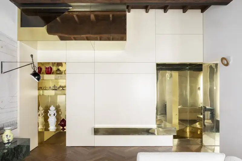 Arredamento su misura con finiture in ottone a Ferrara